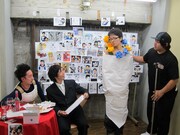 ありがとう・ぁみとアニーポップ春日はプレゼントに花束を。花束はトイレのためいなくなった藤本の代わりにしばらく待機。