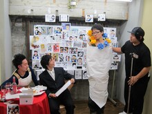 ありがとう・ぁみとアニーポップ春日はプレゼントに花束を。花束はトイレのためいなくなった藤本の代わりにしばらく待機。