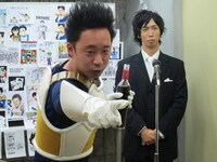 登場から顔が真っ赤な藤本。タイトルコールとくす玉で華々しく100回記念番組をスタート。