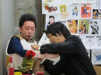 「出演者人気投票」の結果を発表しようとフリップを持つも手袋が邪魔になった藤本。238に外してもらいながら、「俺はお前がいないと何もできない」とポロリ。