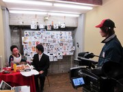 藤本に好意的なピザーラの宅配員にも「バカヤロー！バカヤロー解散だ、吉田茂だ」と絡み出す藤本。