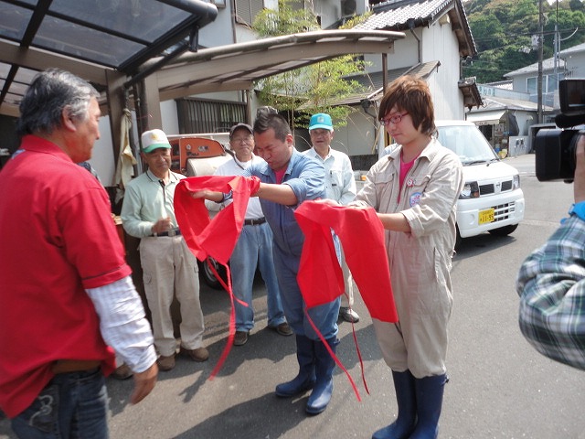 高知ではフルーツトマトを収穫。さらに子供たちに体験農業学習などを通して農業や食の大切さを伝える“あぐりキッズスクール”のサポートをする「赤い褌隊」を取材。