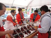 大阪では、「愛彩ランド」で1日店長として泉州水なすといちじくの即売会や、JA大阪センタービルの前で毎月行われているJA夕市のお手伝い。