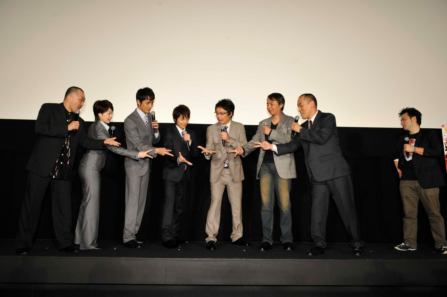 “次回作の主演を決める”ジャンケン大会を突如開始したキャストたち。優勝した入江雅人（右から3人目）が本当に主演を務めるかどうかは未定だ。(c)2011「劇場版サラリーマンNEO」製作委員会