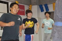 準備運動を行ういけだてつやとラバーガール（左から）。