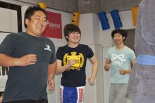 準備運動を行ういけだてつやとラバーガール（左から）。