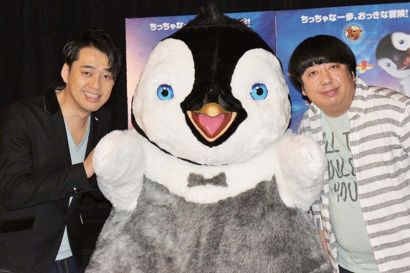 CGアニメ映画「ハッピー フィート2 踊るペンギン レスキュー隊」日本語吹き替え版の公開アフレコに登場したバナナマン。中央はこの映画で歌って踊る皇帝ペンギン。