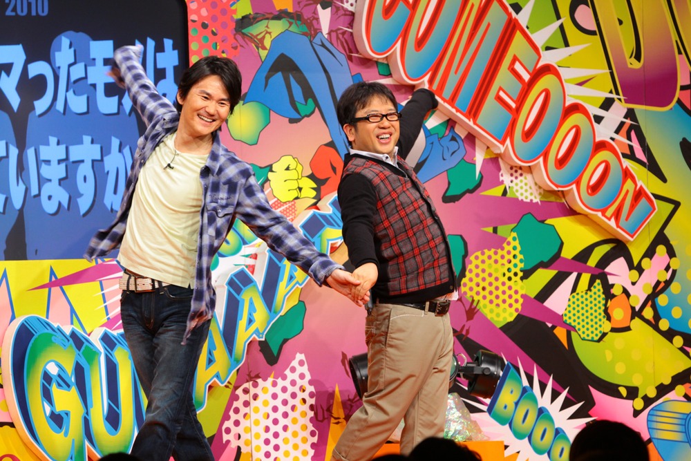 DVD「ウッチャンナンチャン　トークライブ2010～立ち話～」の「南原企画」に登場する南原とキャイ～ン天野（左から）。(c)2011 sony Music Entertainment(japan)Inc./Kmax Bros./Aniplex Inc.