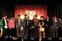 「右ひじ左ひじ交互に見て」に挑戦するも、ぎこちなくなってしまった磁石。