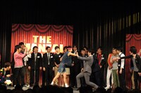 2700ツネの右ひじと左ひじを2人がかりで交互に受け止めるナイツ。