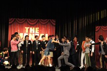 2700ツネの右ひじと左ひじを2人がかりで交互に受け止めるナイツ。