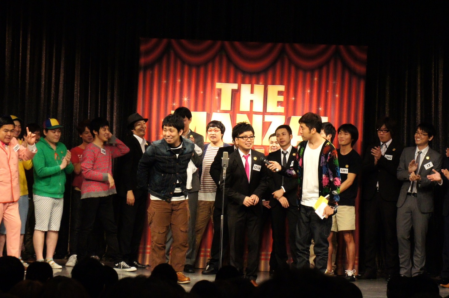 「THE MANZAI 2011」本戦サーキット3日目で、審査の結果この日1位と発表されたパンクブーブー（中央）。
