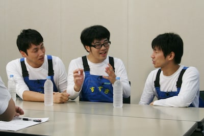 とある重大発表が行われる「撮れ高次第」第6回。これに伴い、あらためて番組に浮上した課題について、アンジャッシュ児嶋、ドランクドラゴン鈴木、キングオブコメディ高橋（左から）が会議を行う。