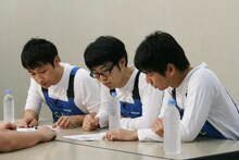 アンジャッシュ児嶋、ドランクドラゴン鈴木、キングオブコメディ高橋（左から）。