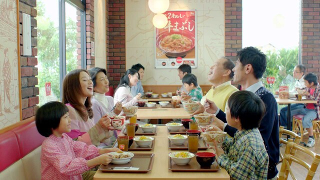 「すき家」CMの一場面。