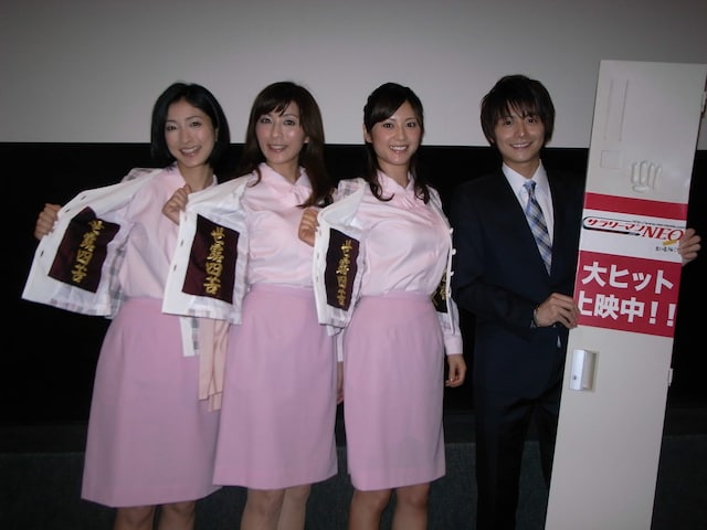 映画「サラリーマンNEO 劇場版（笑）」の舞台挨拶に登壇した主演の小池徹平（右端）と「欧愛留夜叉」の奥田恵梨華、中田有紀、原史奈（左から）。(c)2011「劇場版サラリーマンNEO」製作委員会