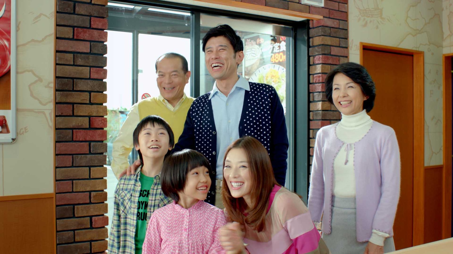 「すき家」CMの一場面。