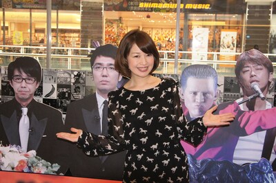 HMVラゾーナ川崎にて開催中の「ゴッドタン」パネル展をPRする、番組レギュラーの松丸友紀テレビ東京アナウンサー。