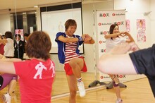 「ドドスコエクササイズ」の「厳しんごVer.」で「ラブ注入」ポーズを決める楽しんご（中央）ら。