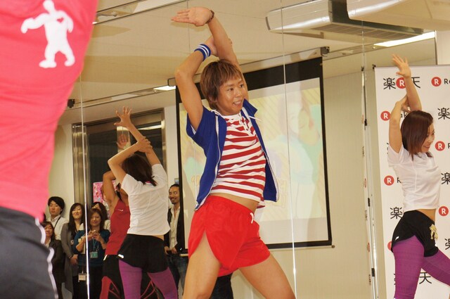 「楽しんご♥DVD みんなの疲れを癒しんご」の発売記念イベントでエクササイズを行い、ファンとともに汗を流した楽しんご。