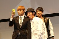 イベント中に「子供を笑わせるときの顔」を披露するキングコング梶原（中央）。