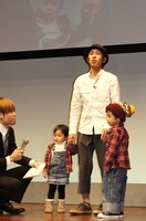 イベントには途中、梶原の長男と長女が参加。自由奔放にステージを駆け回った。