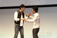 品川庄司・庄司（左）が「子供をあやす練習」をするくだりで、なぜか庄司の女性関係にメスを入れるキングコング梶原（右）。