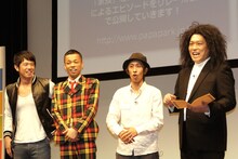 「写真家・パパ山紀信」としてイベントに登場したCOWCOW山田よし（右端）。