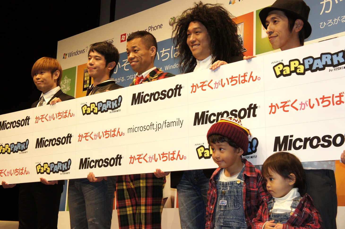 日本マイクロソフト「かぞくがいちばん。」キャンペーンPRイベントに出席した（後方左から）品川庄司、COWCOW、キングコング梶原と、梶原の長男と長女（前方左から）。