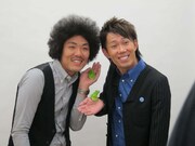 カエルを手に乗せ笑顔がこわばる大村。