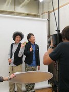 カエルが徐々に顔に近づき身動きがとれなくなる大村。