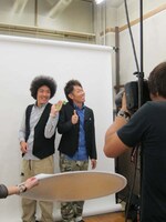 カエルが徐々に顔に近づき身動きがとれなくなる大村。