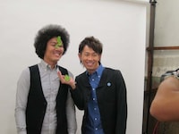 大村と反対にカエルと全員で戯れる藤田。