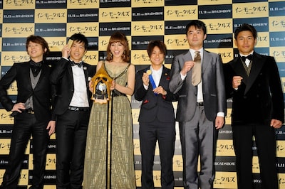 映画「インモータルズ -神々の戦い-」公開記念のプレミア3D試写会イベントに登場した（左から）川越達也、東貴博、優木まおみ、近賀ゆかり選手、杉村太蔵、魔裟斗。(c)2010 War of the Gods, LLC. All Rights Reserved.