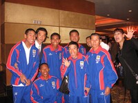 カンボジア国籍を取得し、カンボジア代表としてマラソンでロンドン五輪代表を目指す猫ひろし（前列中央）。