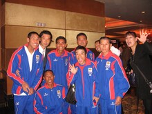 カンボジア国籍を取得し、カンボジア代表としてマラソンでロンドン五輪代表を目指す猫ひろし（前列中央）。