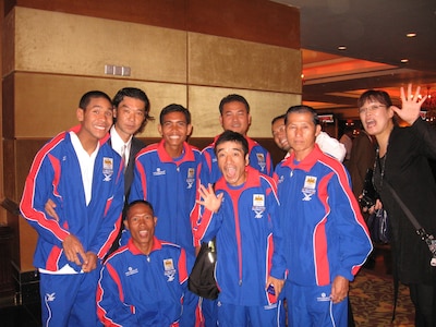 カンボジア国籍を取得し、カンボジア代表としてマラソンでロンドン五輪代表を目指す猫ひろし（前列中央）。