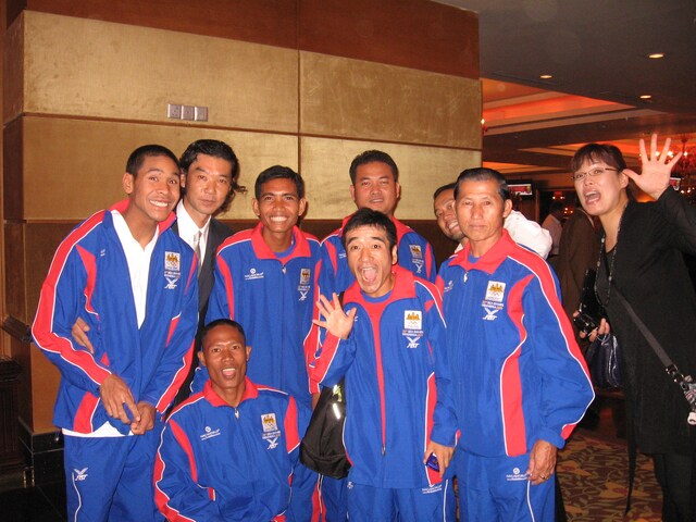 カンボジア国籍を取得し、カンボジア代表としてマラソンでロンドン五輪代表を目指す猫ひろし（前列中央）。