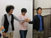 ジャケット撮影に臨むトータルテンボス。カエルを直視できない大村。