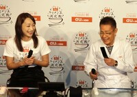 ケータイとマイクを間違えて持ってしまい苦笑する加藤茶（右）。