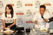 BEE HIVEの裏メニューのつけ麺を試食する凜華せらと加藤茶（左から）。