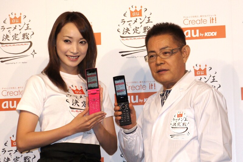 「au『ラーメン王決定戦』PRイベント」に登場した凜華せらと加藤茶（左から）。