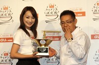 フォトセッションで「加トちゃんペ」ポーズの要求に応じる加藤茶（右）。