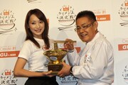 「ラーメン王」に与えられる「ラーメントロフィー」を掲げる凜華せらと加藤茶（左から）。