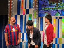 トップバッターのジューシーズ。いきなり噛んだ児玉に2人が財布でツッコミ。選抜決定。