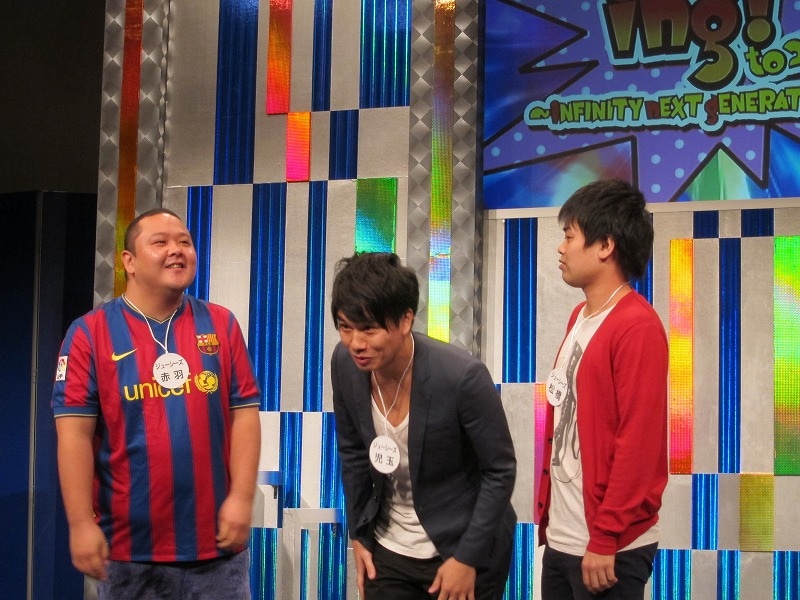 トップバッターのジューシーズ。いきなり噛んだ児玉に2人が財布でツッコミ。選抜決定。