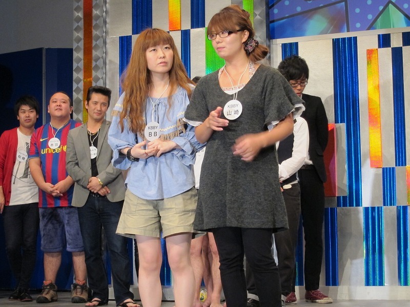 KBBYはショート漫才を披露。「お笑いポポロの取材の人と勘違いされるから」と退場。