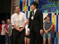 オープンスペースはショート漫才を披露。「衣装が葬儀屋みたい」と言われて退場。