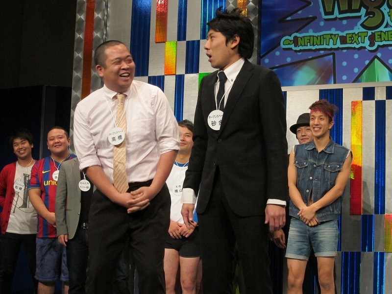 オープンスペースはショート漫才を披露。「衣装が葬儀屋みたい」と言われて退場。