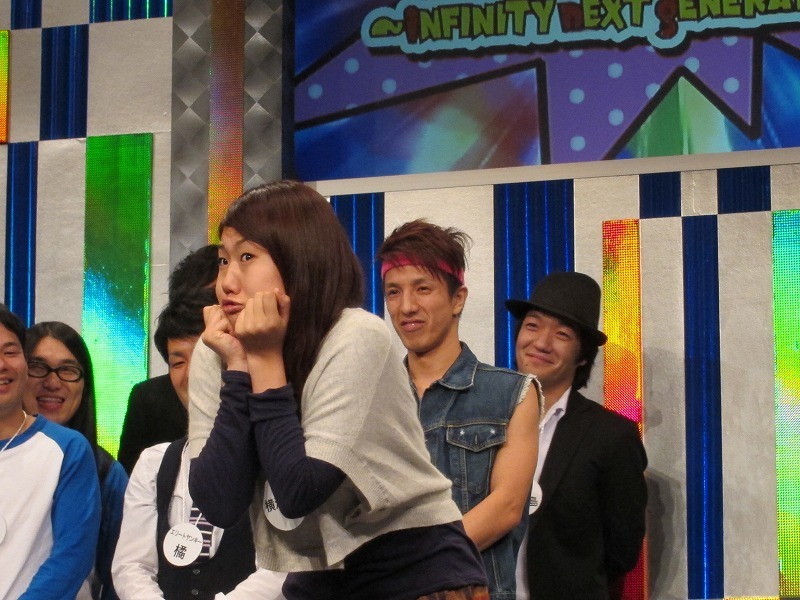 横澤夏子は、アイドルがするモノマネのモノマネをするも「コーディネートがバラバラ」という理由で退場。品庄は横澤のインパクトの強さにひたすら驚いていた。